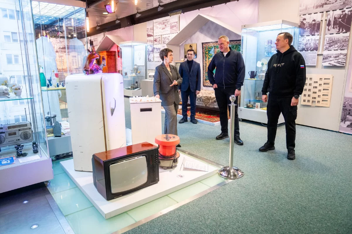 Глава ХМАО Руслан Кухарук оценил экспозиции Сургутского музейного центра и ознакомился с ходом строительства храма в посёлке Белый Яр