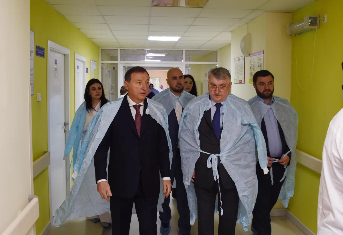 Спикер Народного Собрания Дагестана Заур Аскендеров посетил отделение реанимации новорождённых Республиканского перинатального центра