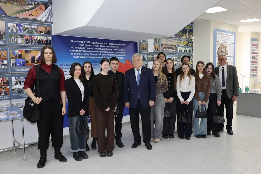 Спикер Губернской Думы Геннадий Котельников провел в музее парламента Самарской области экскурсию для студентов