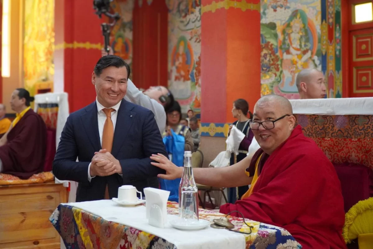 Бату Хасиков поздравил Шаджин-ламу Калмыкии Геше Тензин Чойдака с днём рождения и отметил ценность буддийского менеджмента