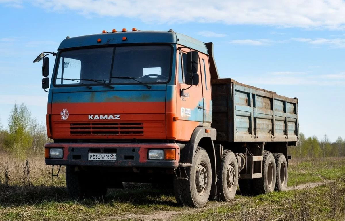 Трагедия на трассе в Калмыкии: колесо грузовика убило человека