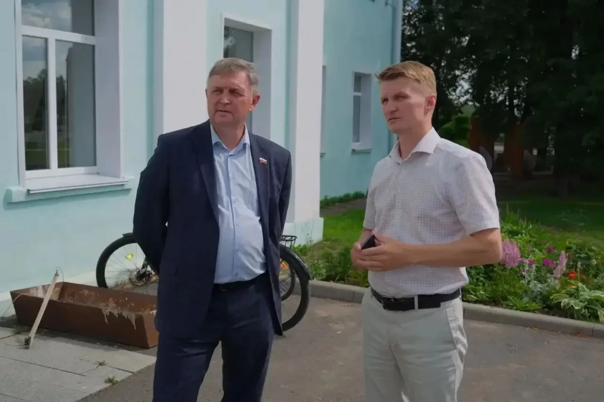 «Важно, чтобы молодежь становилась инициатором позитивных изменений»: Спикер ЗСКО Роман Береснев проверил развитие социальных объектов в Свечинском и Шабалинском районах