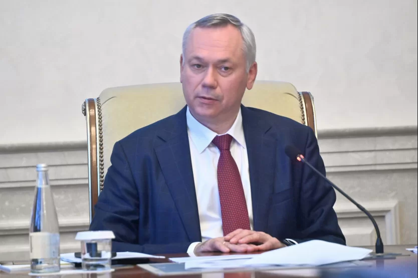 Губернатор Андрей Травников поручил усилить контроль качества работы единой горячей линии региона