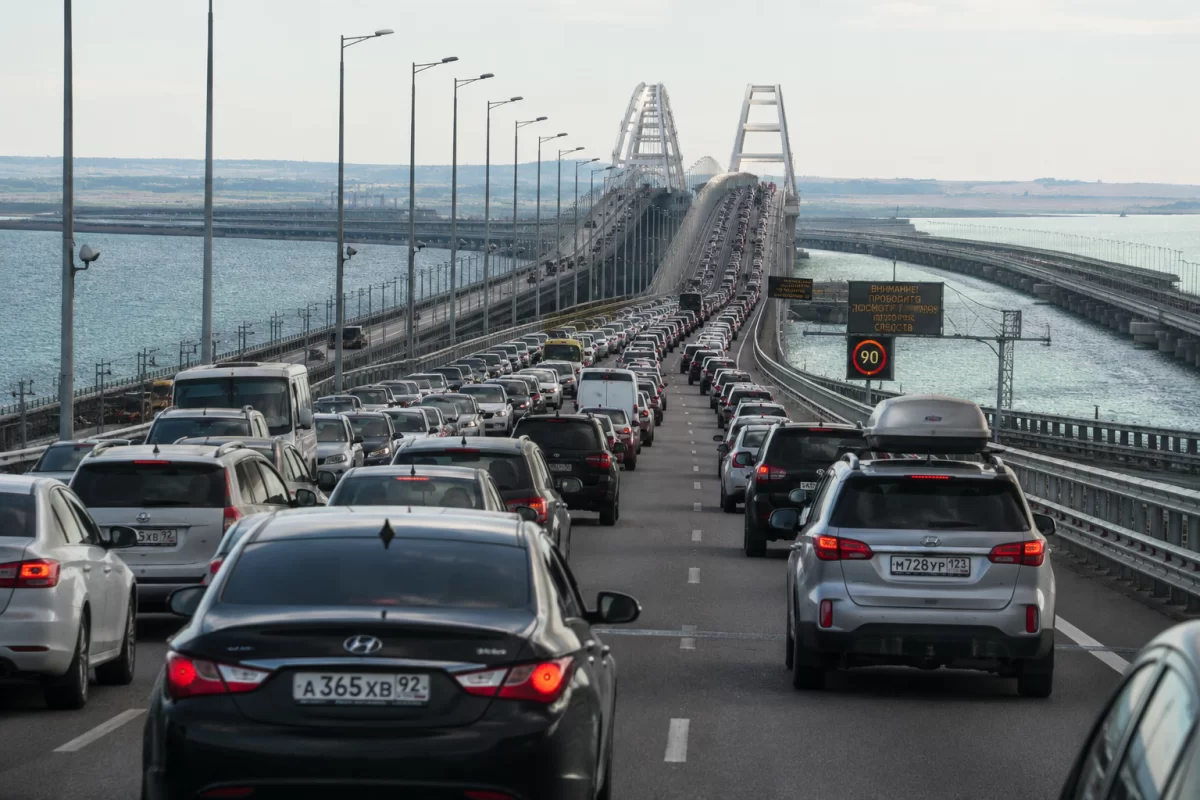 На Крымском мосту утром 27 июня скопилось 1280 машин, ожидание — два часа