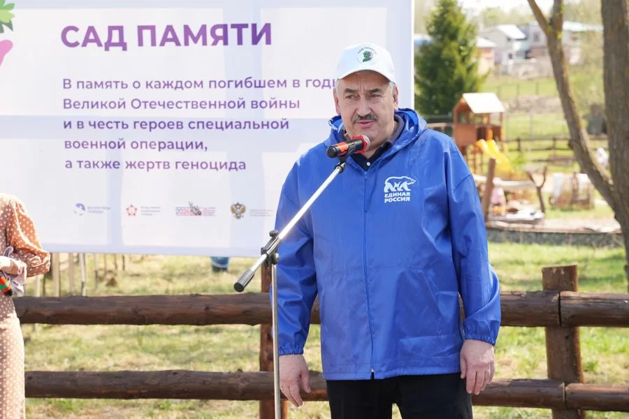 Живой символ благодарности: Председатель Госсовета Чувашии Леонид Черкесов вместе с депутатами присоединился к акции «Сад памяти»