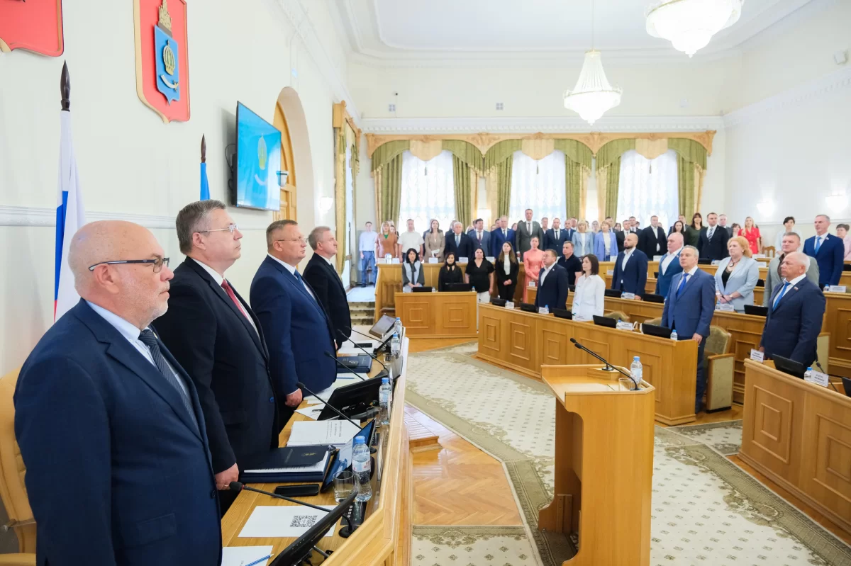 Дума Астраханской области ввела новые меры поддержки семей и ужесточила правила обращения с бездомными животными