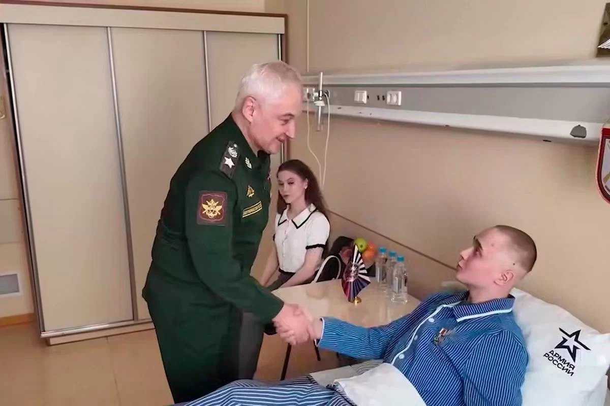 Губернатор Вячеслав Федорищев поздравил бойца из Самарской области Сергея Ярашева с присуждением звания Героя России