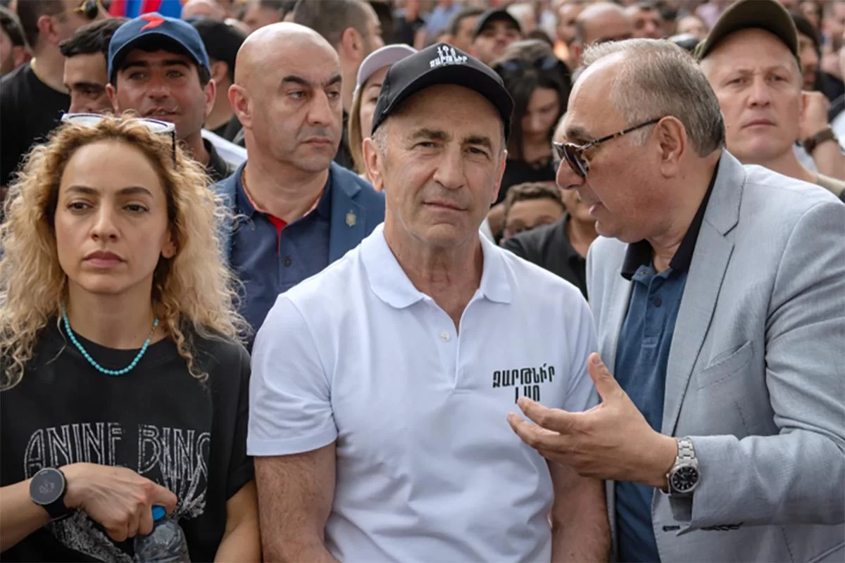 «Нас ведут по пути Украины»: Кочарян вывел на улицы Еревана тысячи сторонников перед выборами