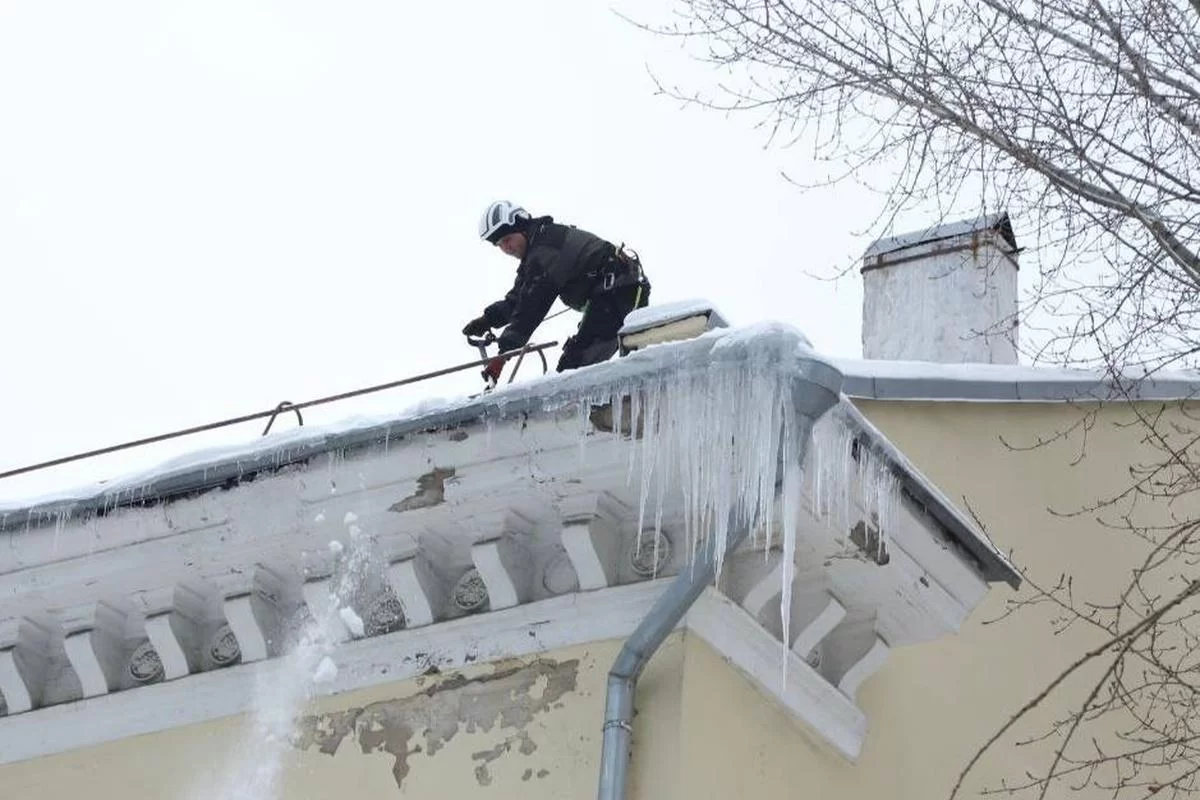 В Саранске пенсионерка умерла после падения наледи с крыши пятиэтажки