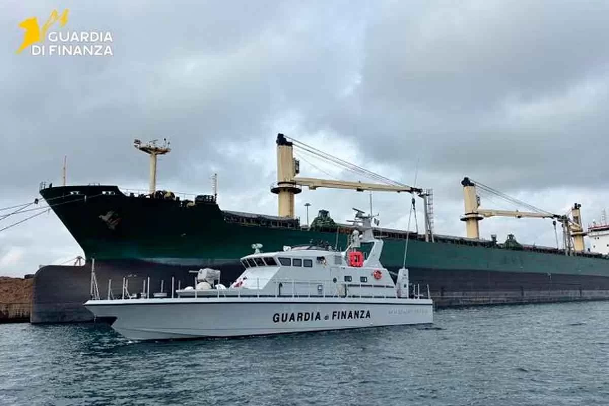 Фингвардия Италии проверяет судно из России на нарушение санкций