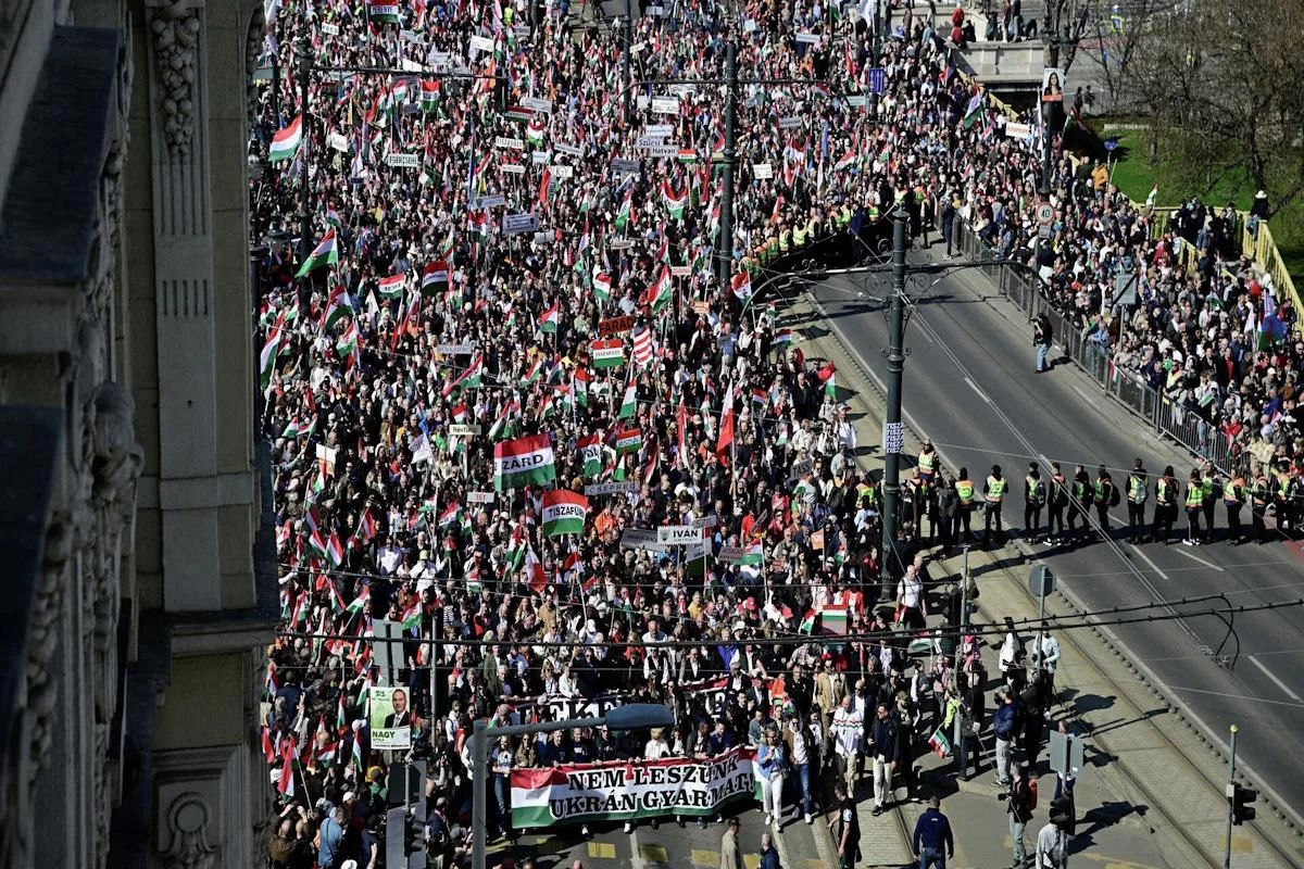 «Мы не будем украинской колонией»: венгры вышли на марш в поддержку Орбана