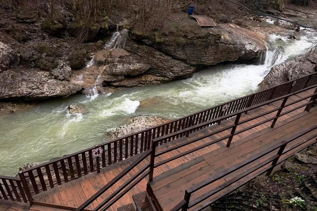 Турпоток в Гуамское ущелье в Апшеронском районе Кубани приблизился к 300 тысячам человек в год