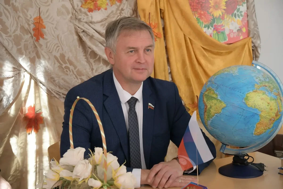 «Школа сегодня снова может задавать нравственные ориентиры»: Спикер Заксобрания Кировской области Роман Береснев поздравил жителей региона с Днём знаний