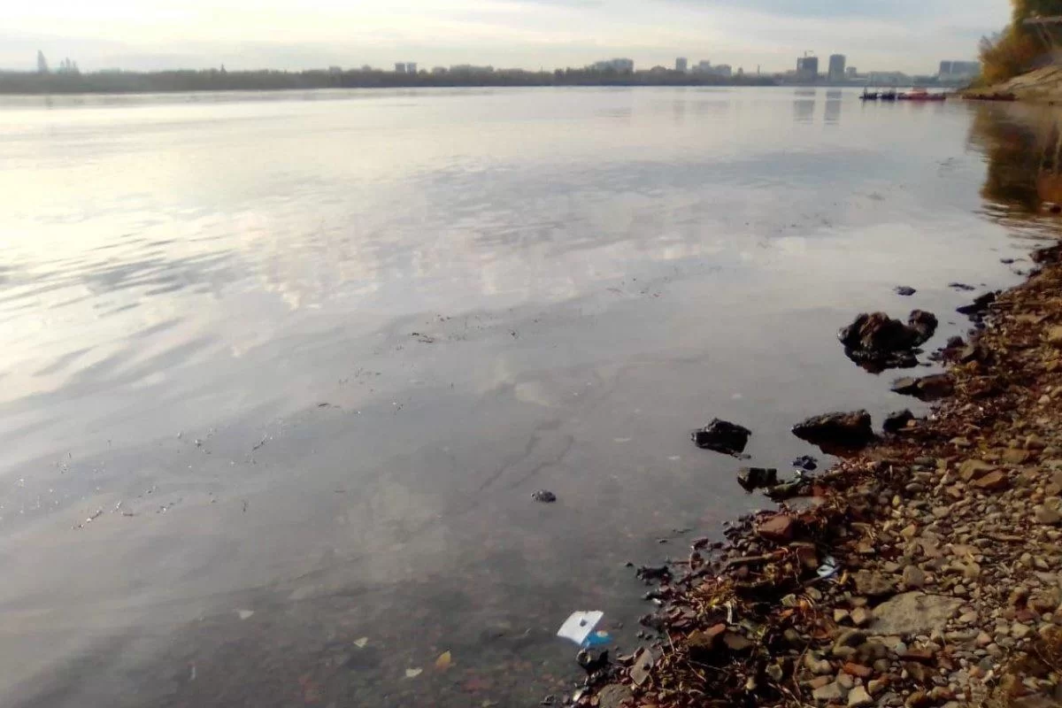 В центре Астрахани Волгу вновь покрыло мазутное пятно