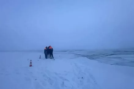 В Якутске автомобиль с восемью людьми провалился под лед