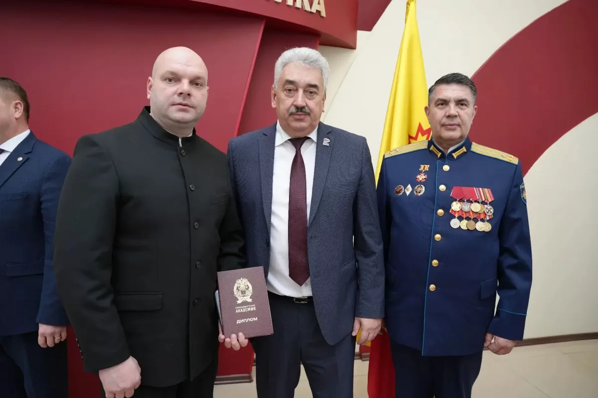 Председатель Госсовета Чувашии Леонид Черкесов принял участие в награждении выпускников региональной программы «Время СВОих» дипломами о профессиональной переподготовке