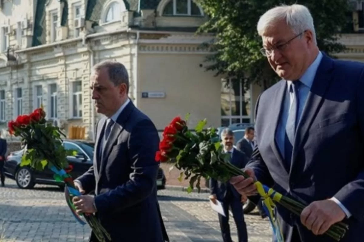 «Испачкался в людоедстве»: глава МИД Азербайджана приехал в Киев и открыто оскорбил Россию. Что происходит?