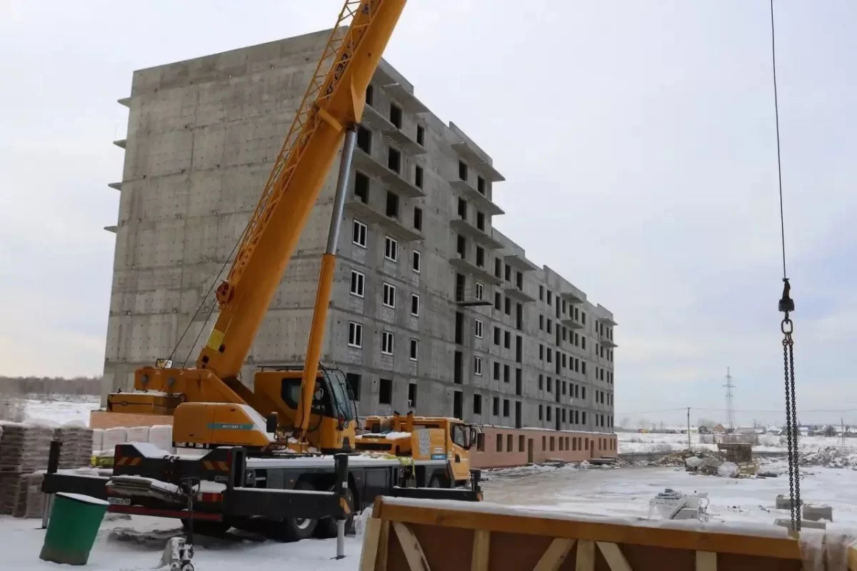 Мэр Иркутска Руслан Болотов проверил ход строительства ЖК на улице Ярославского для переселения граждан из аварийных домов