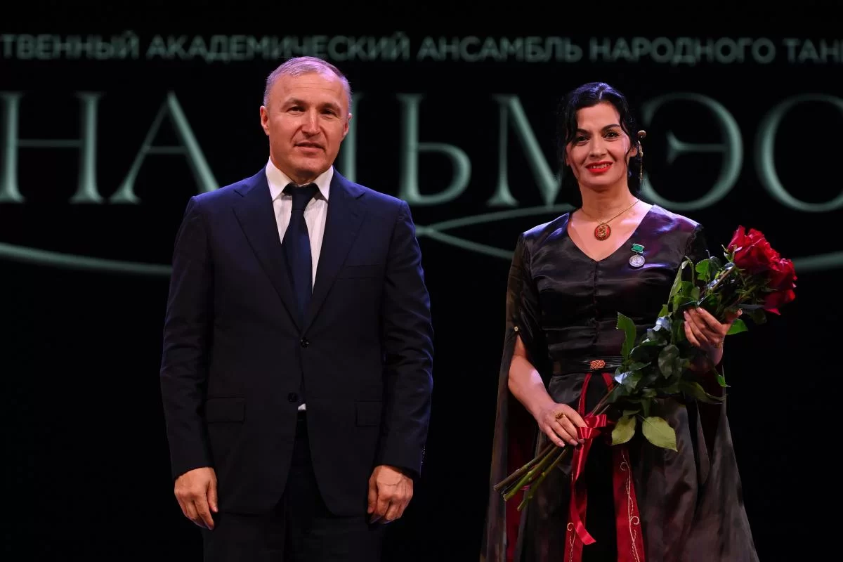 «Вы — подлинный бриллиант национальной культуры»: Глава Адыгеи Мурат Кумпилов поздравил артисты ансамбля «Нальмэса» с 90-летием работы на благо республики