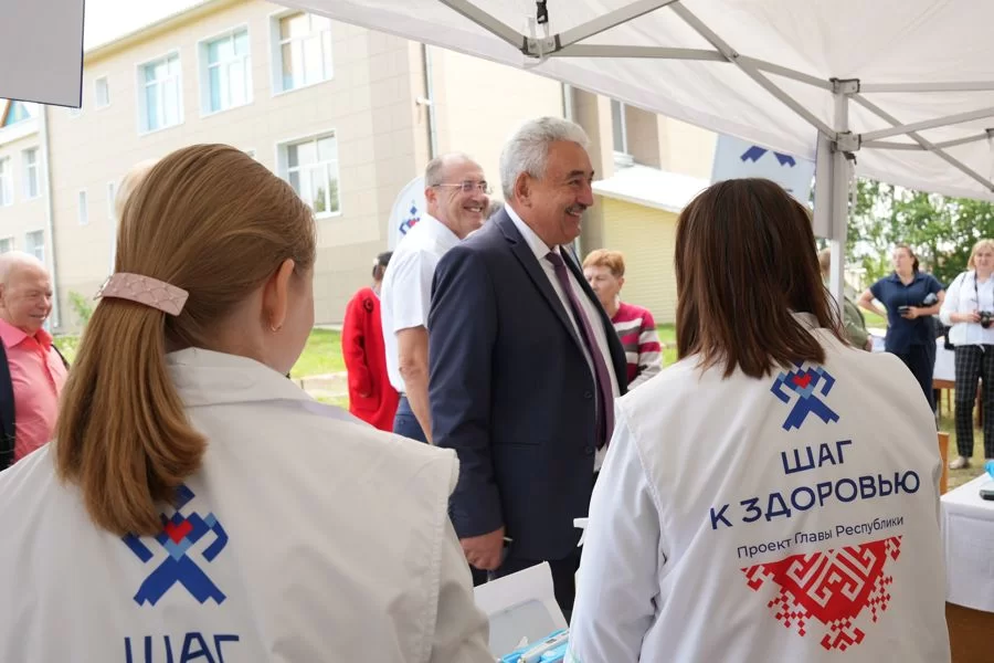 «Мобильная медицина даёт возможность вовремя проверить здоровье»: Спикер Госсовета Леонид Черкесов ознакомился с работой комплекса «Шаг к здоровью» в селе Алтышево Алатырского округа