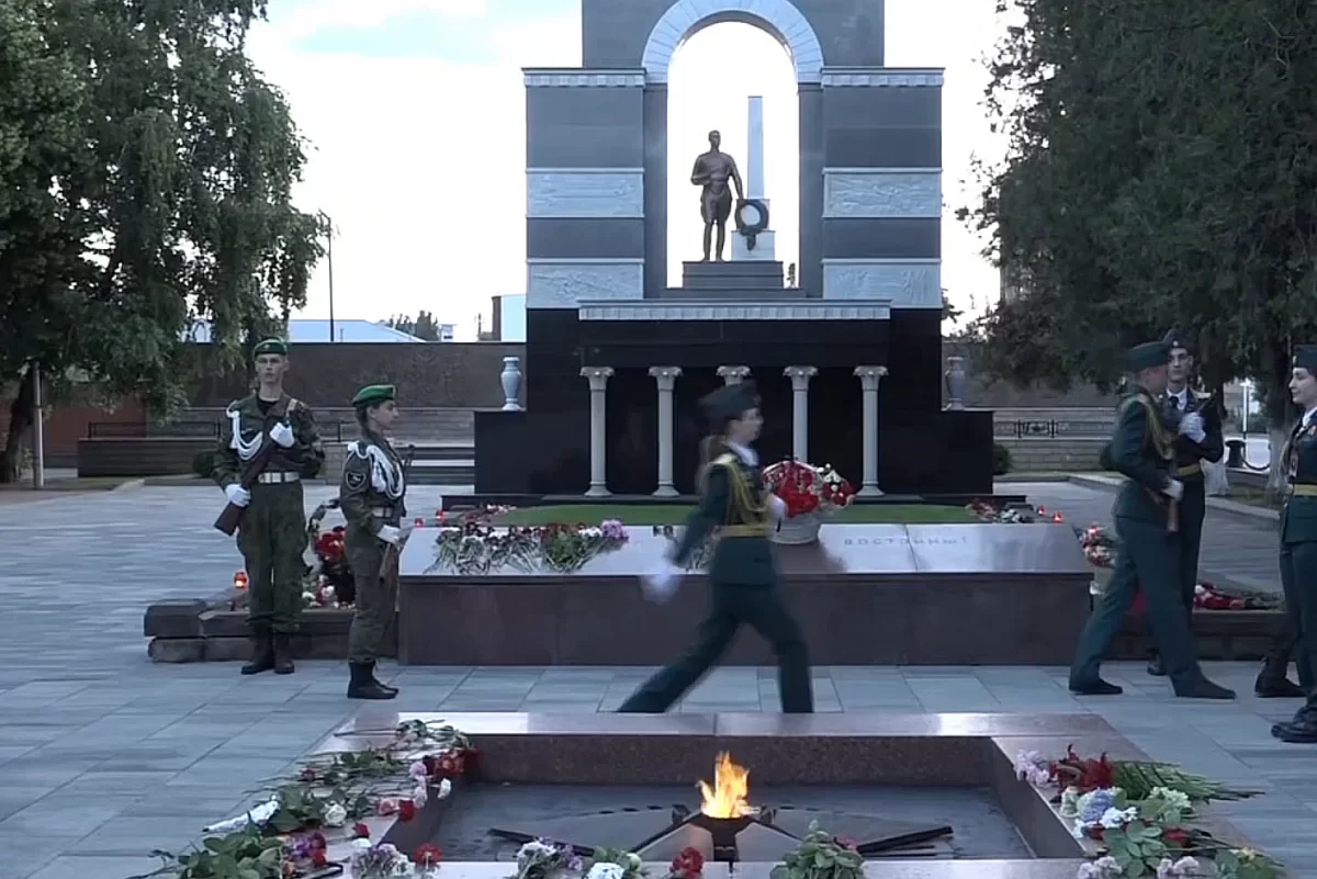 «Пока мы едины и храним память о прошлом — мы непобедимы»: Глава КЧР Рашид Темрезов почтил память павших на полях ВОВ в День памяти и скорби