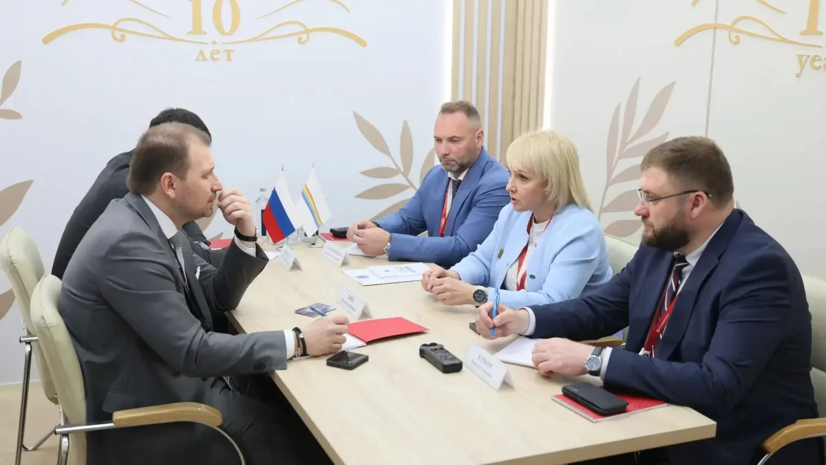 Губернатор ЕАО Елена Костюк на ПМЭФ-2026 обсудила с руководством Cosmos Hotel Group возможность строительства гостиницы в Биробиджане