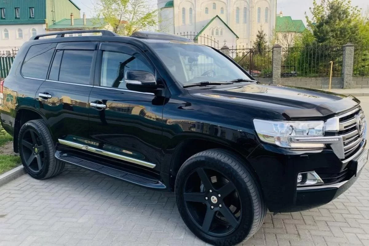 В России Toyota Land Cruiser выросла в цене в 4-5 раз за 10 лет