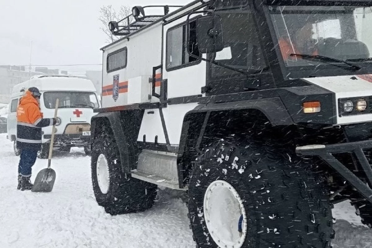Спасатели Магадана помогли машинам скорой помощи выбраться из снежного плена