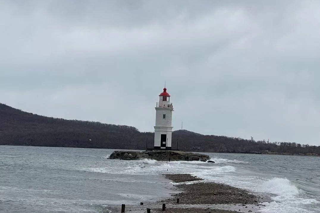 Ветер, мусор и миллион туристов: почему Токаревский маяк остаётся «галочкой» для туристов, несмотря на миллиардные вливания