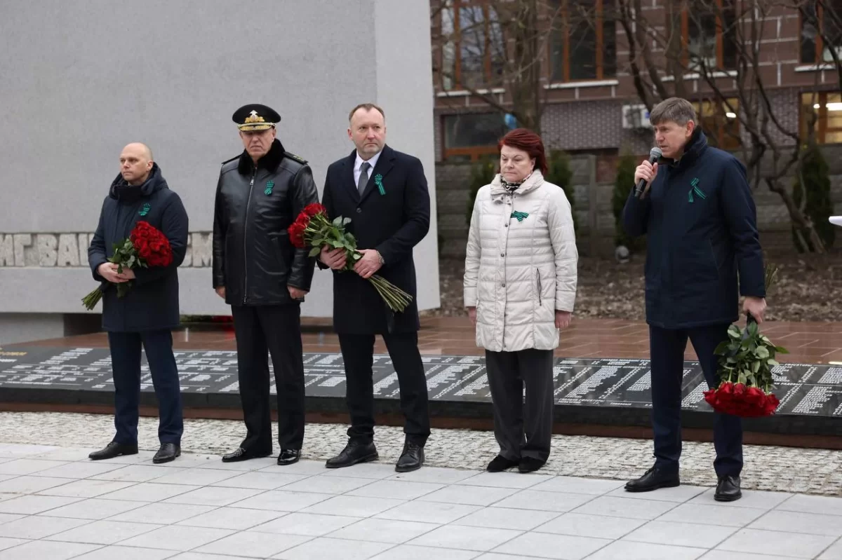 Спикер Заксобрания Андрей Кропоткин почтил память погибших воинов возложением цветов к Вечному огню в обновлённом сквере на улице Комсомольской в Калининграде