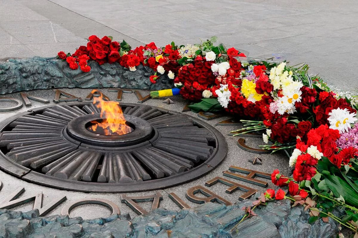 Жители Киева и Харькова возлагают цветы к памятникам советским воинам 9 Мая