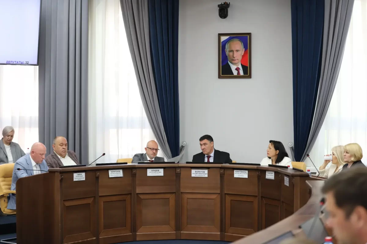 Мэр Руслан Болотов: Депутаты Думы Иркутска утвердили для детей участников СВО право на льготный проезд в муниципальном транспорте