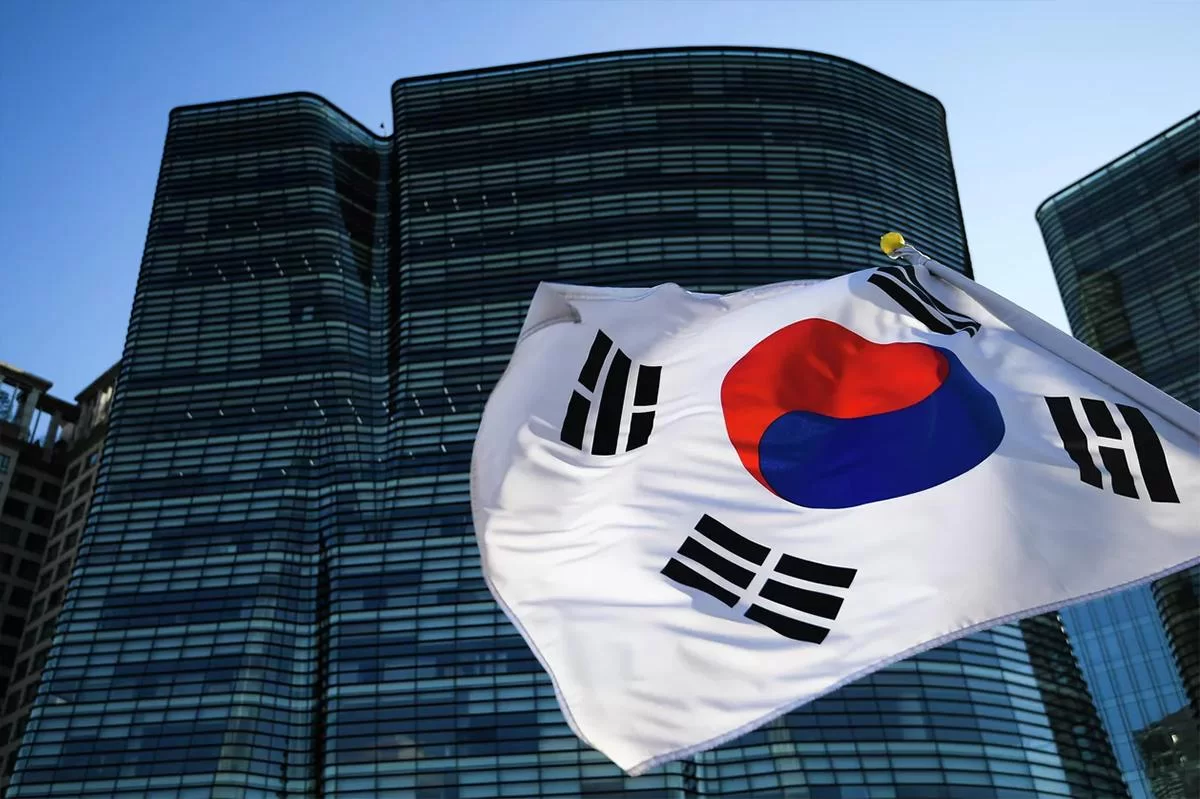 В МИД Южной Кореи потребовали снять плакат «Победа будет за нами» с фасада посольства РФпо