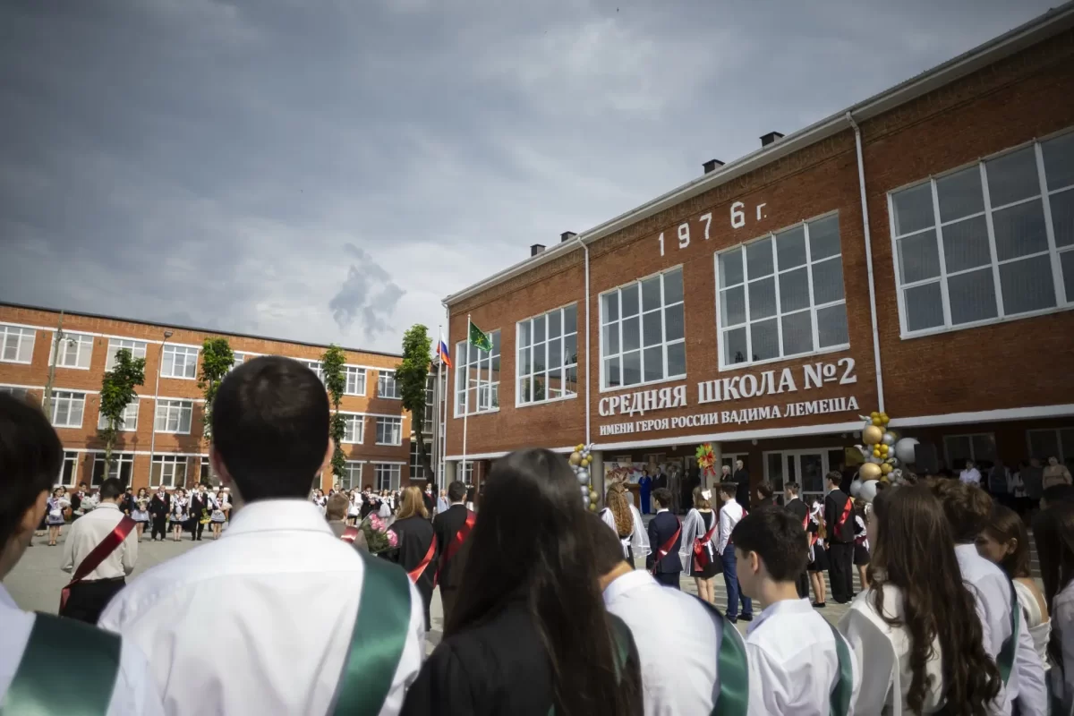 «Последний звонок символизирует начало нового жизненного пути»: Глава Адыгеи Мурат Кумпилов поздравил более чем 8 тысяч выпускников республики с окончанием школы