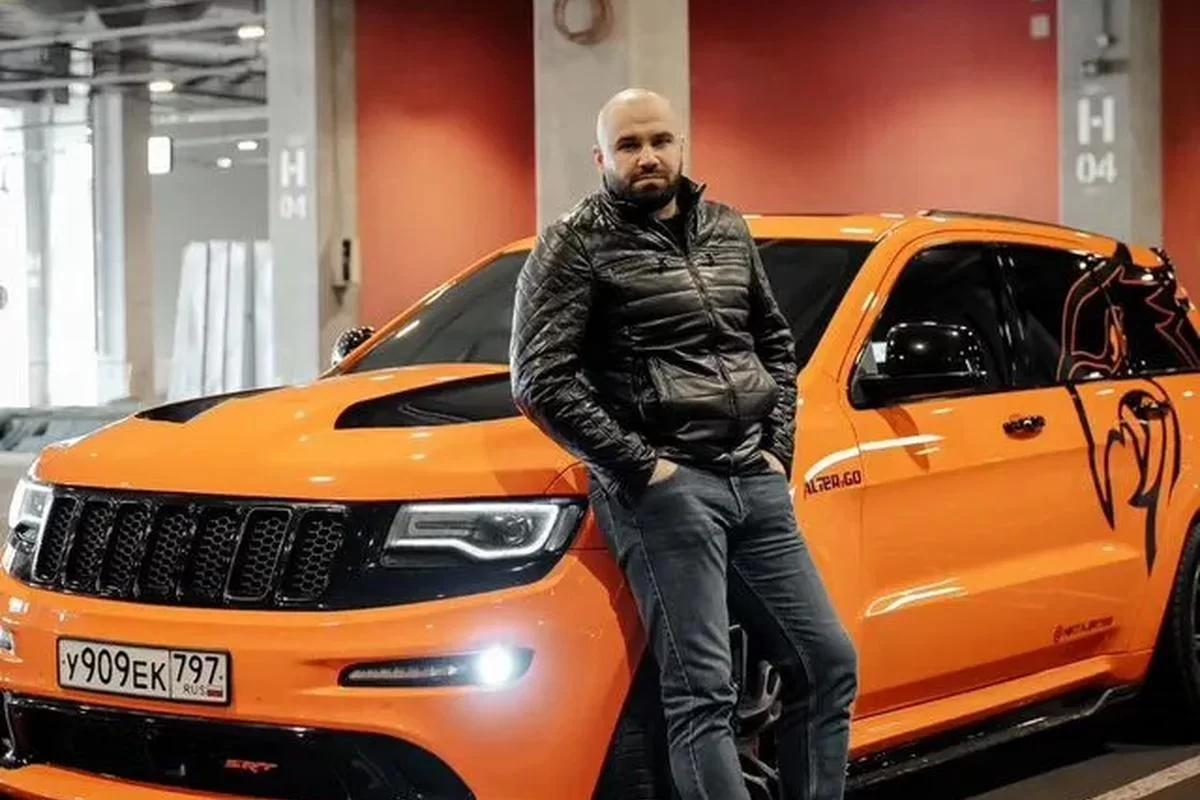 «Эмоции переполняют»: москвич устраивает незабываемые поездки на Mercedes-AMG детям, нуждающимся в улыбке