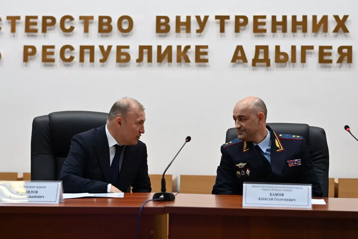 «Надеемся на дальнейшую поддержку»: Мурат Кумпилов принял участие в представлении коллективу МВД по Адыгее нового руководителя ведомства Алексея Кампфа
