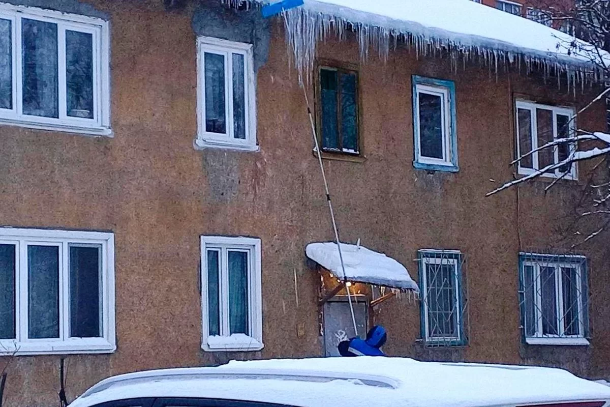 В Городском округе Пушкинский продолжается усиленная работа по уборке снега с улиц и крыш зданий