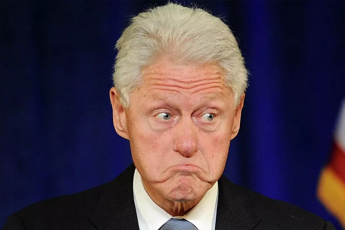 «Я думал, это стюардессы»: Клинтон нашел неожиданное оправдание для девушек Эпштейна и вспомнил про спазм шеи