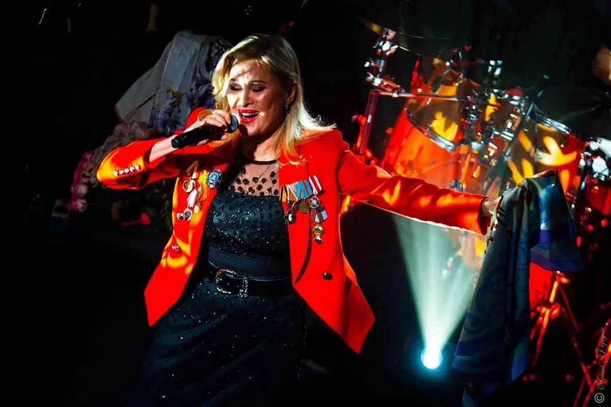 Виктория Цыганова сняла клип на льду Байкала вслед за Дроновым