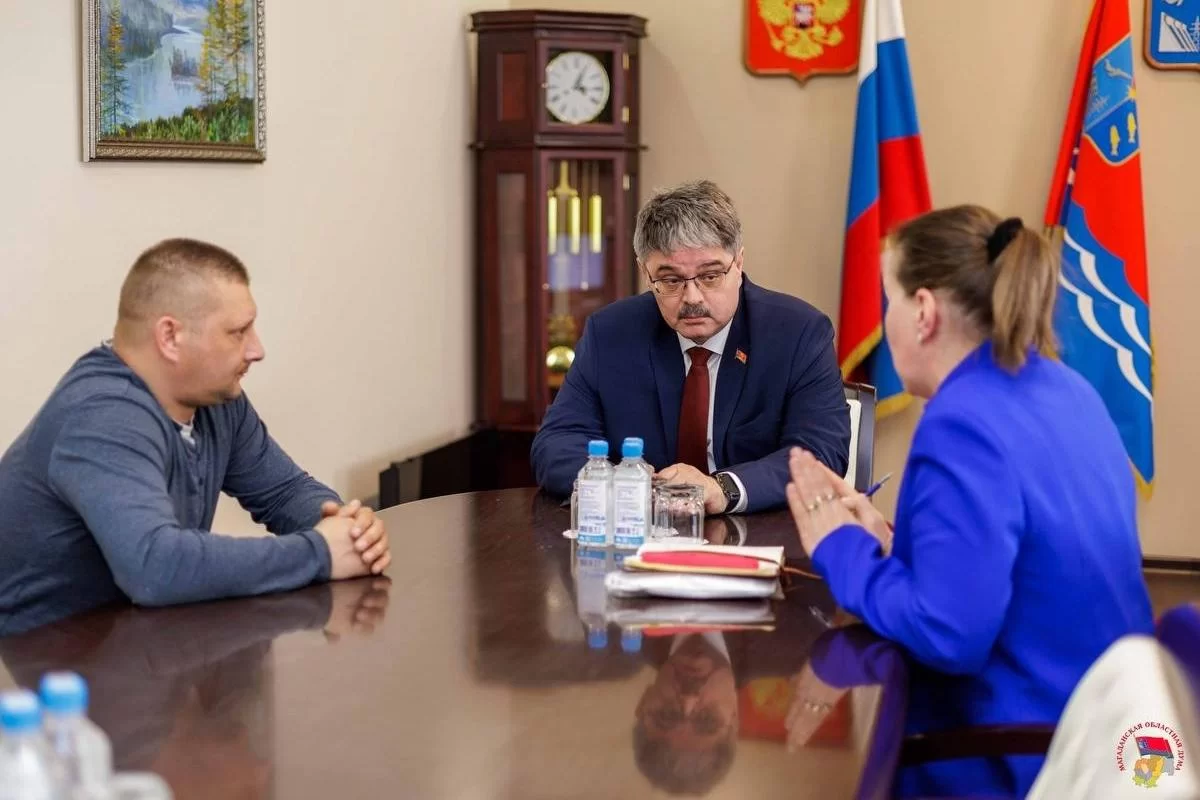 Спикер Магаданской облдумы Анатолий Широков поздравил депутатов с профессиональным праздником