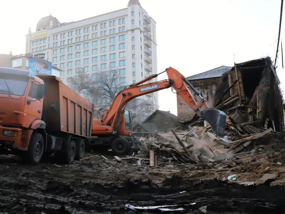 В Омске ввели режим ЧС в аварийном доме на улице Королева