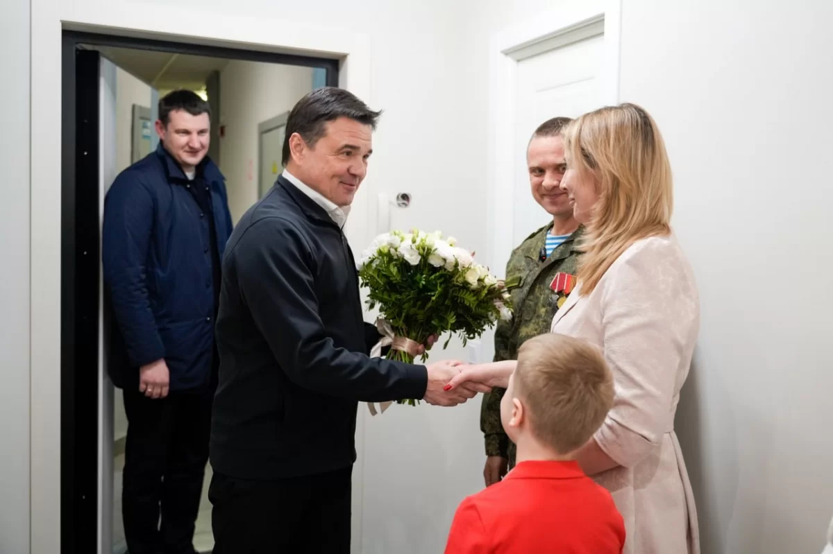 Губернатор Подмосковья Андрей Воробьёв в преддверии Пасхи навестил семью бойца СВО из Электрогорска