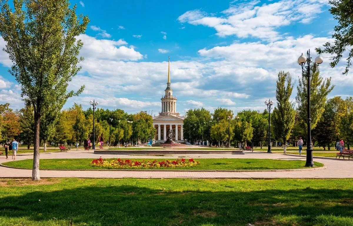 Стела, скважина и 7 тонн бетона: как идёт стройка в парке Героев-летчиков