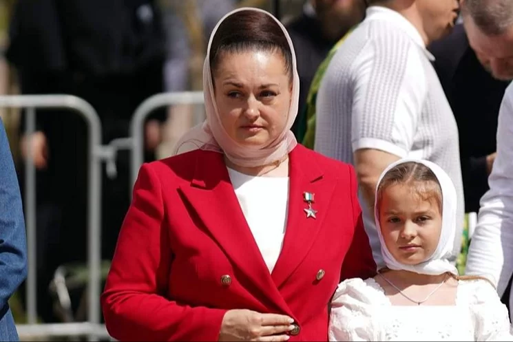 Патриарх Кирилл поздравил Героя России Елену Серову с юбилеем и вручил ей орден преподобной Евфросинии Московской