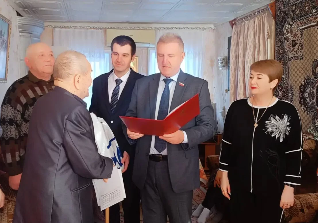 Вице-спикер Олег Петелин от имени председателя Думы Астраханской области Игоря Мартынова поздравил с 95-летним юбилеем труженика тыла Халита Сайфутдинова