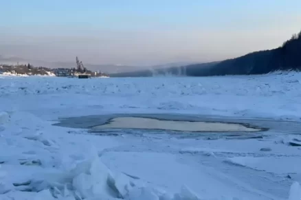 Поездка на машине по льду в Приангарье закончилась трагедией