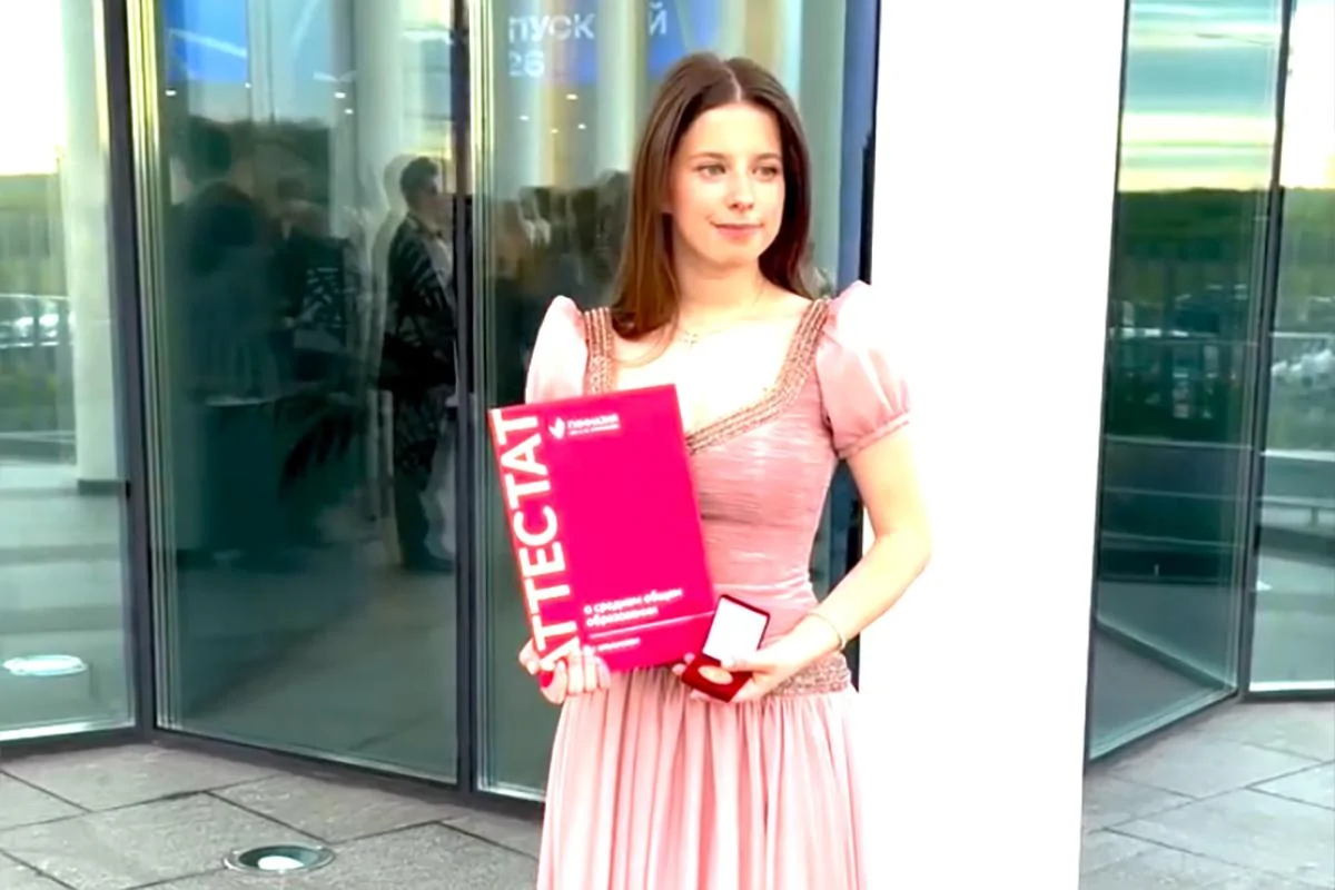 Дочь Юлии Барановской получила золотую медаль, а её выпускное платье искали по всей Москве две недели