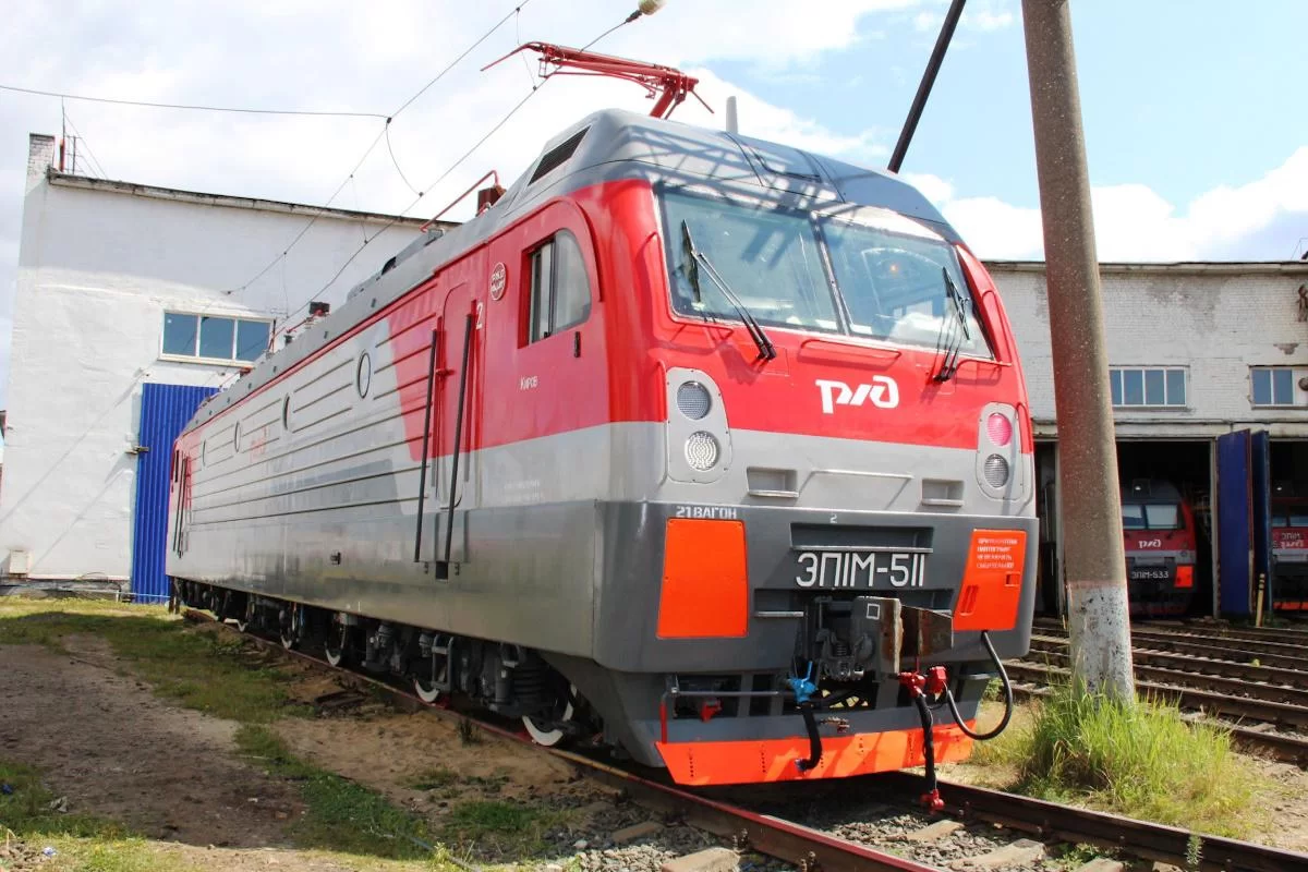 В локомотивное депо Кирова поступило четыре современных пассажирских электровоза ЭП1М