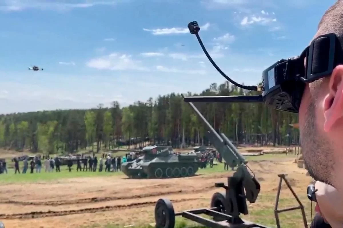 Мэр Иркутска Руслан Болотов: Для выпускников Военного учебного центра ИРНИТУ провели показательные выступления БПЛА