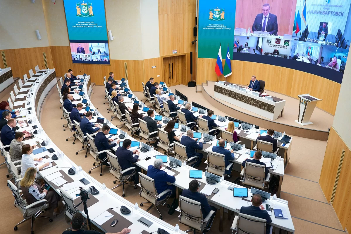 Губернатор Руслан Кухарук поручил проверить на безопасность все школы и социальные объекты Югры после гибели ребёнка от схода снега с крыши